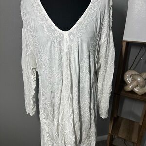 FREE PEOPLE White embroidered V-Neck tunic
Excellent preloved condition